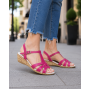 Sandale dama fucsia din piele naturala cu barete si catarama purtate cu jeansi S27ROZ
