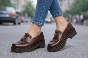 Pantofi dama maro cognac piele naturala cu talpa groasa si accesoriu albina