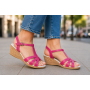 Sandale dama fucsia din piele naturala cu barete si catarama purtate cu jeansi S27ROZ