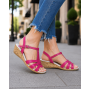 Sandale dama fucsia din piele naturala cu barete si catarama purtate cu jeansi S27ROZ
