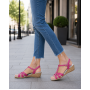 Sandale dama fucsia din piele naturala cu barete si catarama purtate cu jeansi S27ROZ